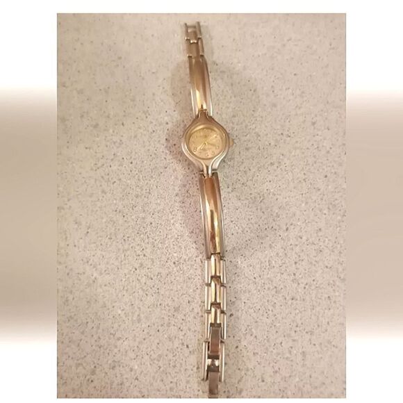 LA Express Women's Silver Tone/Goldtone Bracelet Bezel Watch. Water Resistant - Picture 2 of 4